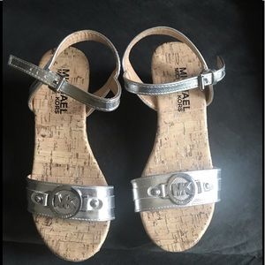 MICHAEL KORS Girl sandals.
